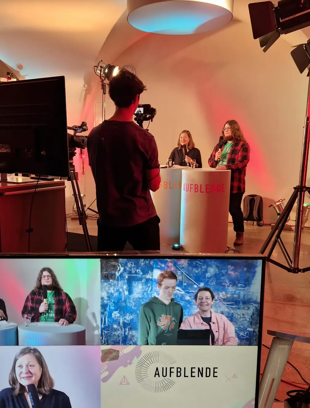 Das Schulfilmfestival AUFBLENDE2024 ist in vollem Gange. Zu sehen ist die Aufzeichnung der Festival-Moderation und Technik.