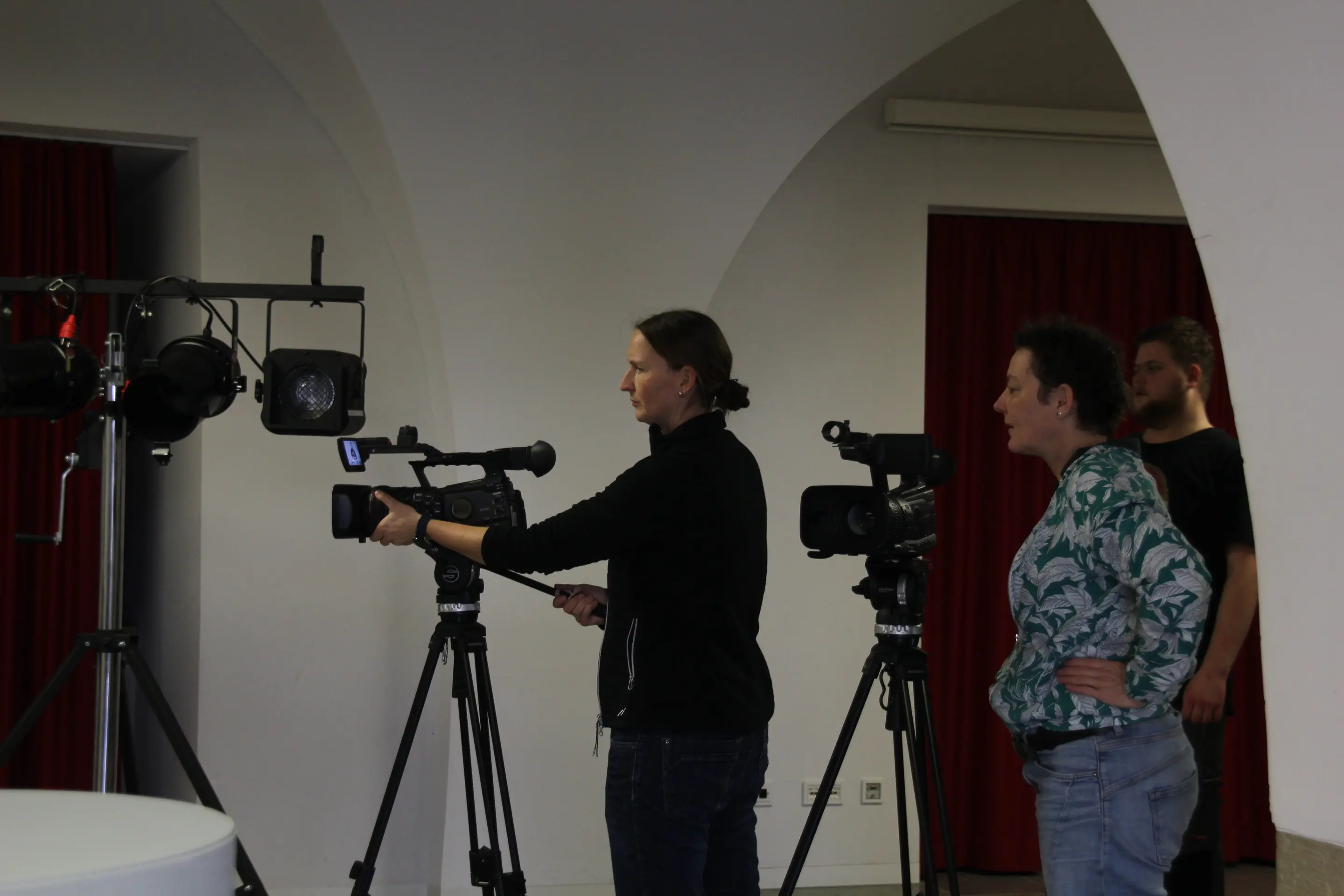 Simone Feuerecker und Sascha Gratza bauen das Kamera-Setup für die AUFBLENDE2024 auf.