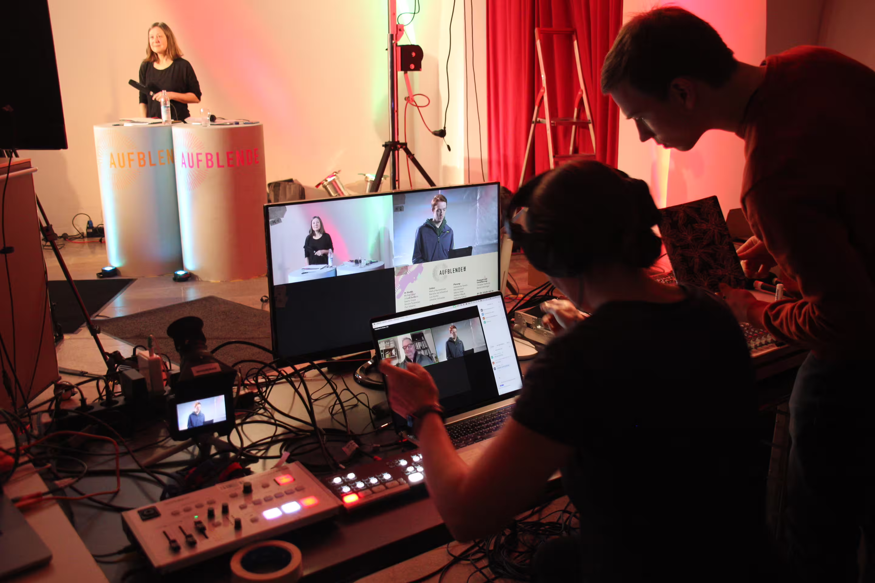 Paul Schwind und Simone Feuerecker testen mit Carola Gussor in der Moderation die Technik der AUFBLENDE2024.