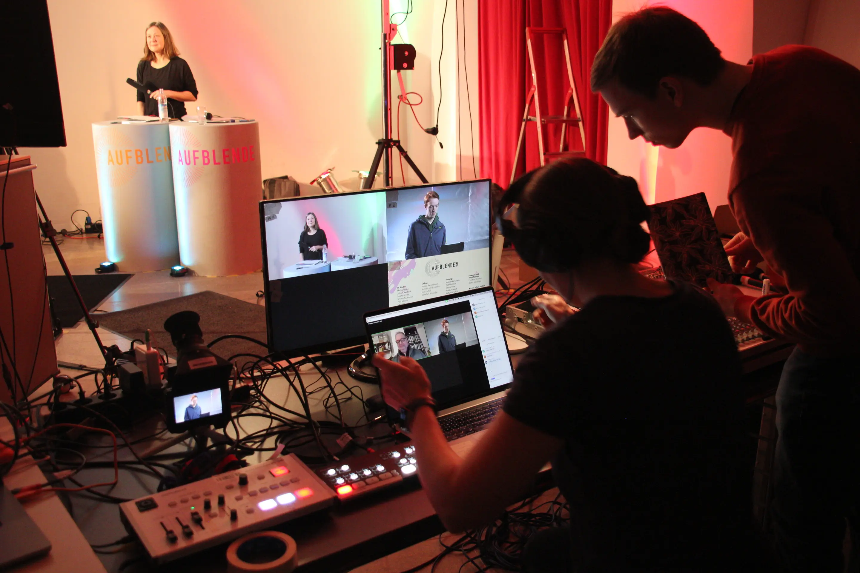 Paul Schwind und Simone Feuerecker testen mit Carola Gussor in der Moderation die Technik der AUFBLENDE2024.
