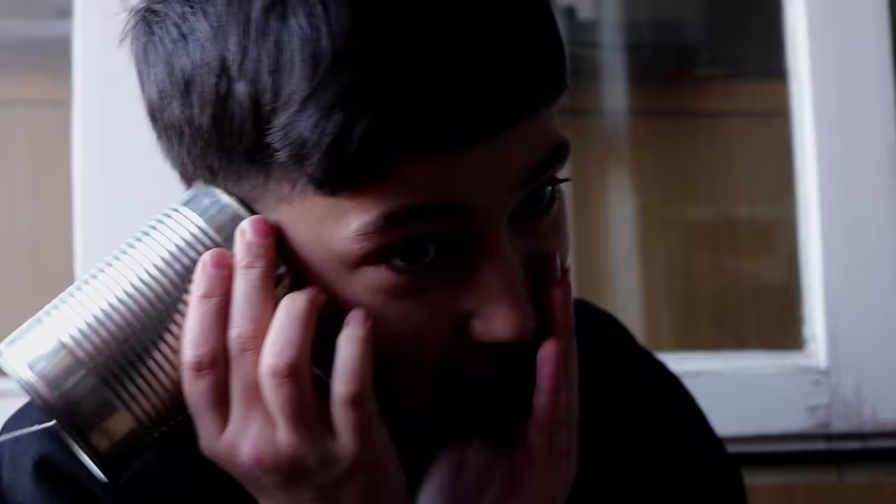 Szene aus Failed Connection: Junge spricht ins aufgebastelte Dosentelefon, Handyempfang weg, Upcycle/Re-Use-Projekt