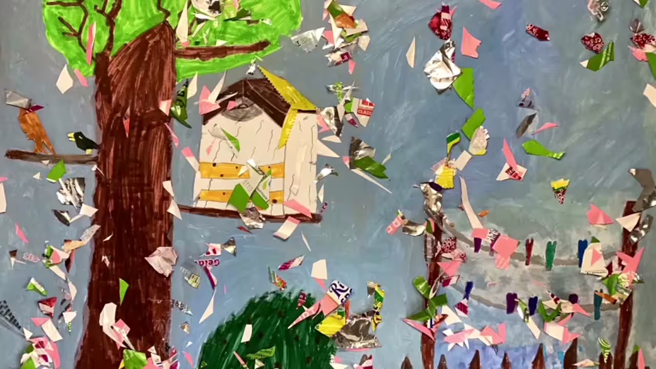 „Lilos Abenteuer“: handgemaltes Waldbild mit Rabe, Eule im Nest und bunten Papierfetzen als vom Menschen verursachter Müll